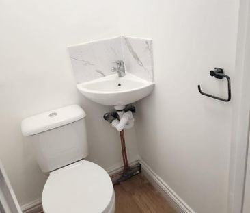 1 bedroom in a house share to rent - Photo 5