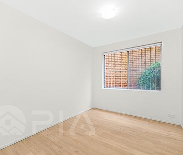 Beautifully Renovated 2 bedrooms unit in an Ultra-convenient and quite Location - Photo 4