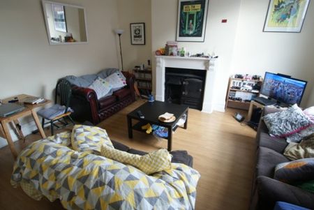 7 Bed - Woodsley Road, Hyde Park, Leeds - Photo 3