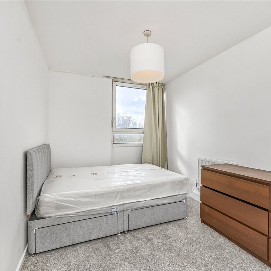 Henty Close, London, SW11 - Photo 1