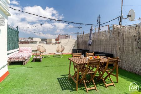 Charming 1-Bedroom Attic Apartment with Private Terrace in Eixample - Photo 4