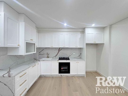 Luxury Living in a Feature-Packed Apartment in a Prime Location - Photo 1