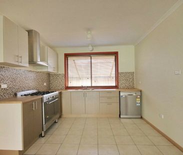 34 Cassowary Avenue, Werribee VIC, Belconnen - Photo 4