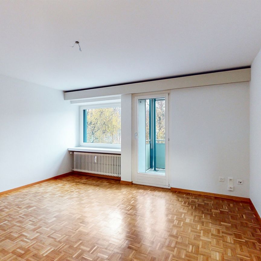 Cozy home right at the train station - Photo 1