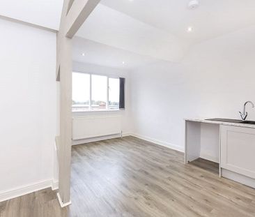 A stunning top floor apartment in this handsome bay fronted period ... - Photo 3