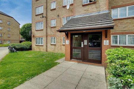 Cygnet Close, London, NW10 8TP - Photo 3