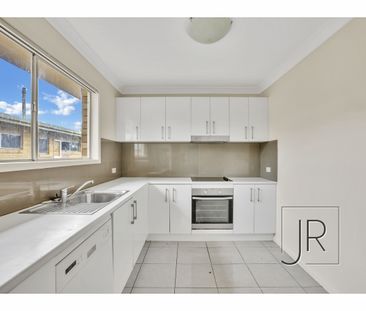 2 Ensenada Court, Broadbeach Waters QLD 4218 - House For Rent | Domain - Photo 2