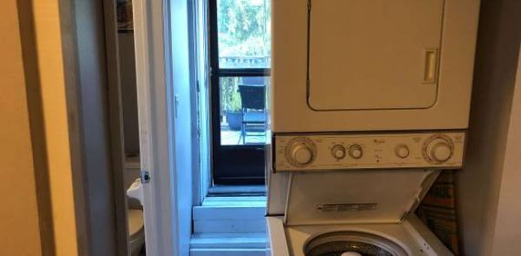 Spacious 2-Bed + Gas/Water/Parking Included! (Ray St) - Photo 2