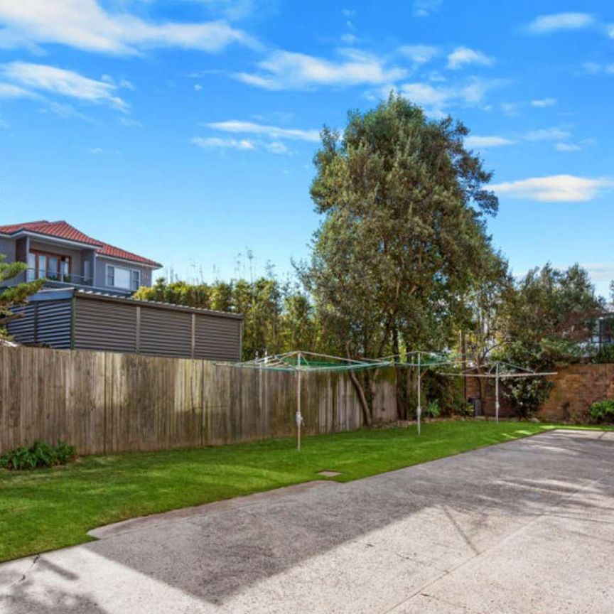 OVER SIZED 2 BEDROOM APARTMENT RIGHT OPPOSITE THE BEACH! - Photo 1