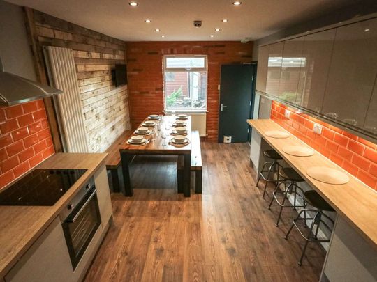 OX Living is proud to present this high-quality 12-bedroom co-living property, perfect for working professionals looking for stylish, stress-free living. Room 9 - Photo 1