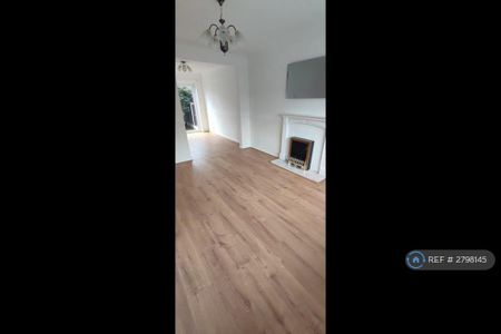 3 bedroom end of terrace house to rent - Photo 2