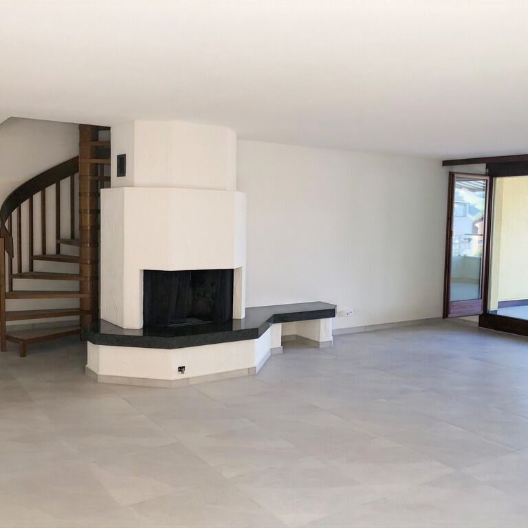 Modern 4.5-room duplex with fireplace in Wollerau - Photo 1