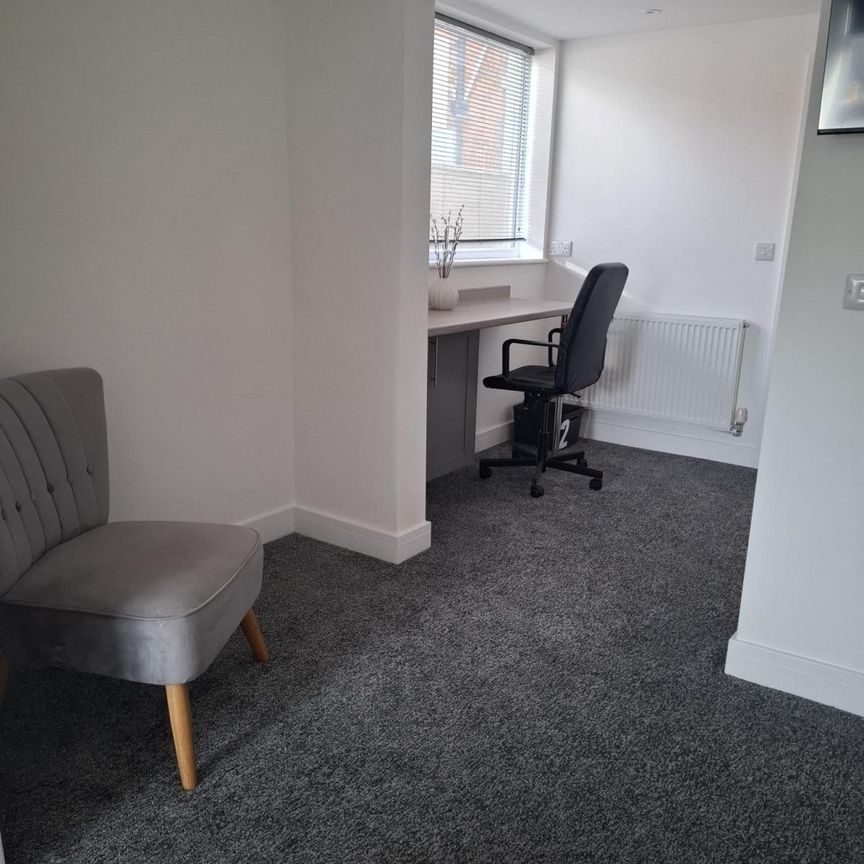 Room to let in newly refurbished HMO – Heneage Road - Photo 1