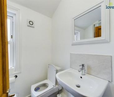4 bedroom Terraced House To Let - Photo 5