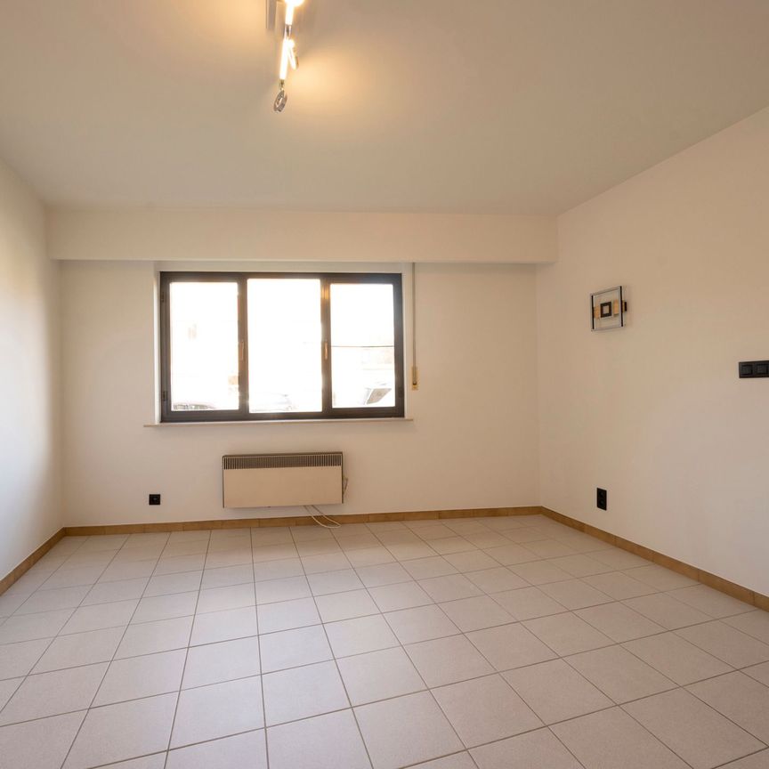 Gelijkvloersappartement deels gerenoveerd. - Photo 1