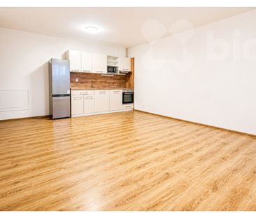 Pronájem bytu 2+kk 58 m², Uherova 948, Chýně - Fotografie 2