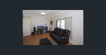 Lovely 2 bedroom family home with parking for 2 cars! - Photo 5