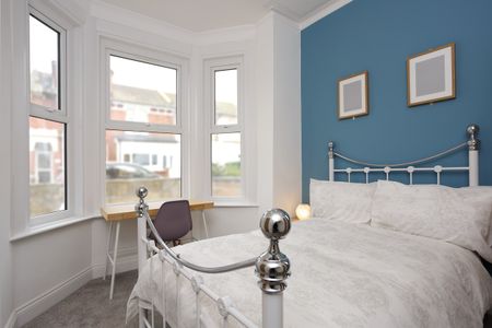 Modern Double Room With Ensuite - Photo 2