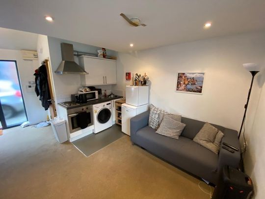 Studio to rent - Photo 1