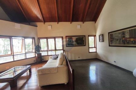 Para quem valoriza espaço, a garagem é um destaque especial: comporta até nove carros e conta com um banheiro de apoio. - Foto 4