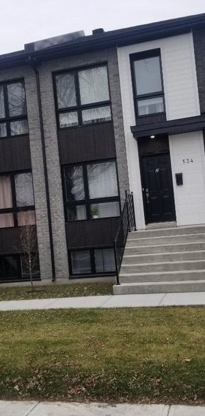 3½ moderne avec coin détente – Cuisine haut de gamme – Immeuble Récent – 810 pi² - Photo 1