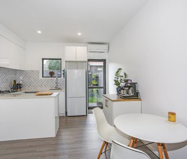 Single Garage & Modern Living - Photo 3