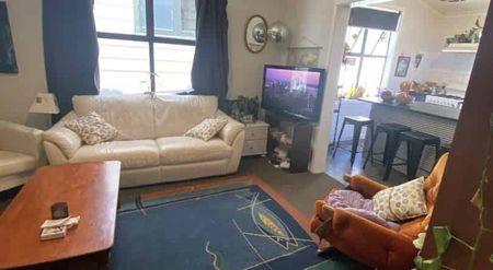 WELL PRESENTED STANDALONE 6x bedroom: - Photo 3