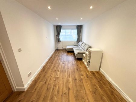 5 bedroom semi-detached house to rent - Photo 2