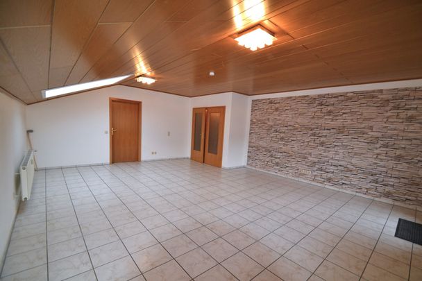 **Königswinter: Charmante Dachgeschosswohnung am Fuße des Ölbergs, 3 Zimmer, Balkon und Stellplatz** - Photo 1