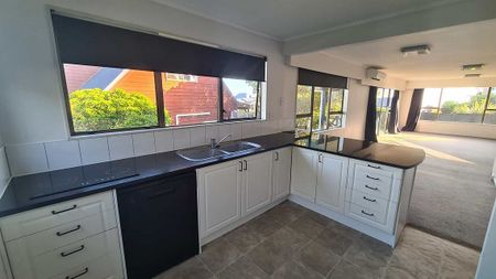 Spacious family home in Maungaraki - Photo 2