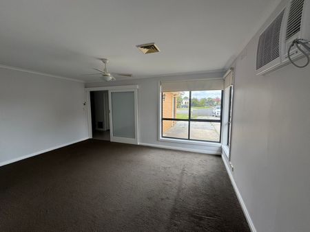 3 BEDROOM FAMILY HOME - Photo 3