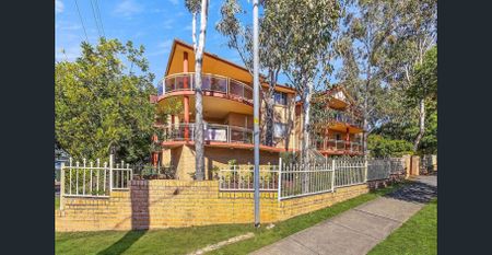 WELL PRESENTED 2-BEDROOM APARTMENT CLOSE TO TRANSPORT! - Photo 2