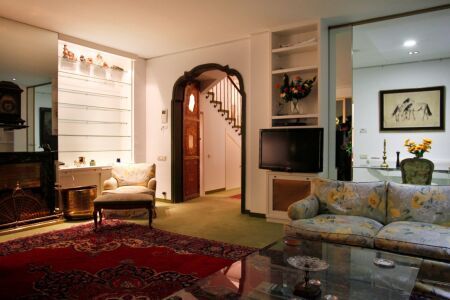 Exclusive Property of 200 m2 in an ideal location! In a private passage! - Photo 3