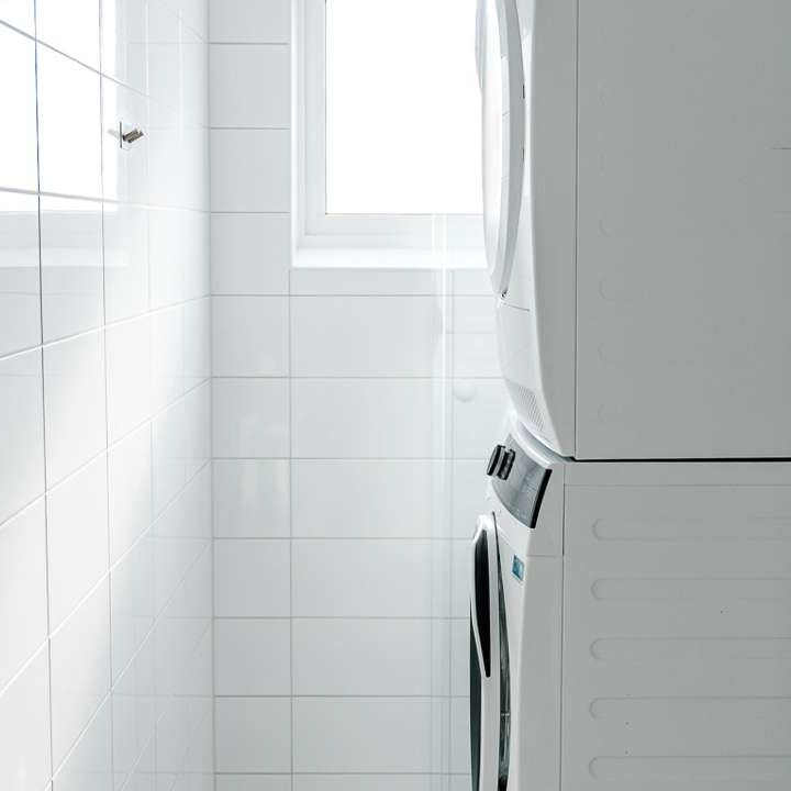 Om bostaden - Välkommen till en nyrenoverad lägenhet på Sloalyckan. Lägenheten är utrustad med moderna vitvaror såsom diskmaskin, tvättmaskin och torktumlare. Köket är renoverat i en öppen planlösning med stilrena grå toner. Badrum och hall är renoverade och utrustade med ny inredning. Innerdörrar i sovrummet är bytta och samtliga rum är ommålade i vit kulör. Fiber finns indraget i lägenheten. I hyran ingår varmhyra, vilket omfattar uppvärmning och varmvatten. Även ett grundutbud av tv-kanaler samt sophantering ingår. Endast hushållsel tillkommer. Rökfritt boende gäller för alla kontrakt tecknade från och med 2025-01-01. - Foto 1