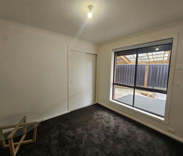 QUIET COURT LOCATION! - Photo 2