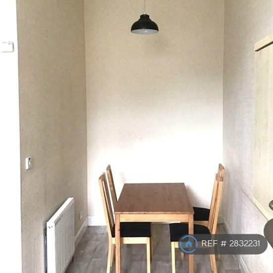 4 bedroom flat to rent - Photo 1