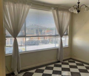 Upstairs 3 Bedroom Unit/Apartment close to all Amenities - Photo 3