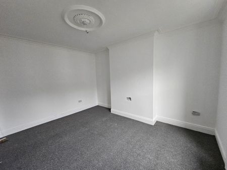 3 bedroom flat to rent - Photo 2