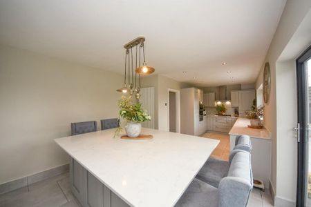 4 bedroom semi-detached bungalow to rent - Photo 2