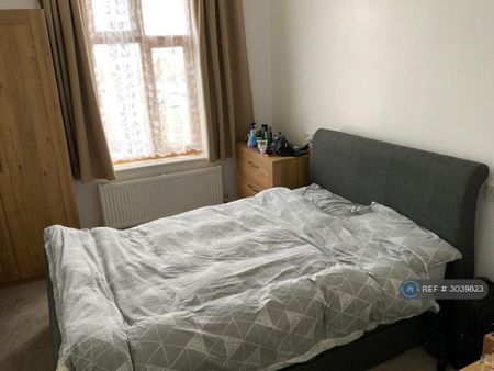 3 bedroom flat to rent - Photo 4
