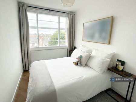 3 bedroom flat to rent - Photo 4