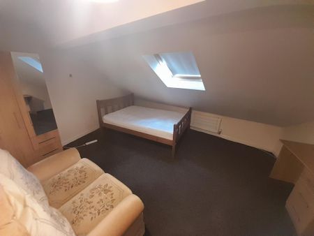 1 bedroom in a house share to rent - Photo 3