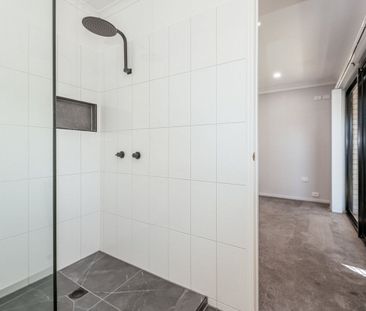 SPACIOUS FAMILY HOME WITH POOL! - Photo 6