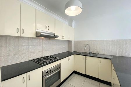 SPACIOUS AND MODERN TOP FLOOR APARTMENT - Photo 4