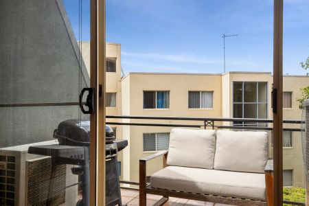 Private, Spacious & Lifestyle-Focused Living apartment with TWO car spaces - Photo 3