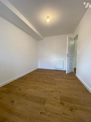 Maison à louer - TINTENIAC (35190) - Centre - Maison à louer comprenant en rdc: un salon/séjour... - Photo 4