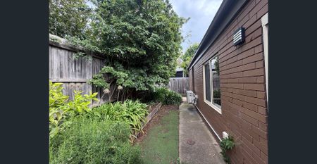 COZY MODERN UNIT WITH LOVELY COURTYARD! - Photo 5