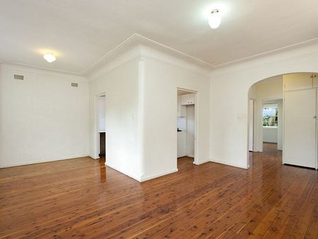 Art Deco in a convenient location - Photo 3