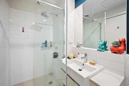 Skyline Serenity: Your Contemporary Oasis - Photo 2