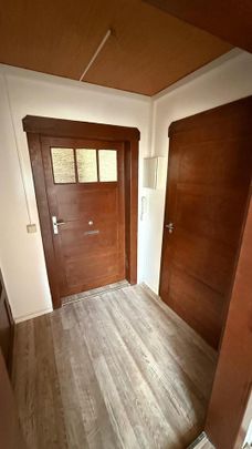 Helle Dachgeschosswohnung – renoviert, Garten, Garage - Photo 1